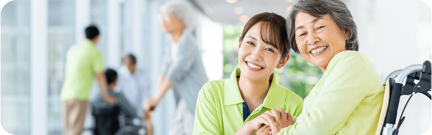 女性とおばあちゃんが正面を見て微笑んでいる