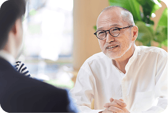 土地活用と相続税対策について相談するシニアの土地オーナーのイメージ