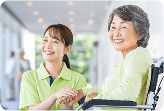 福祉施設でスタッフと利用者が笑顔で会話する様子