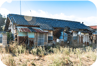 瓦屋根の空き家
