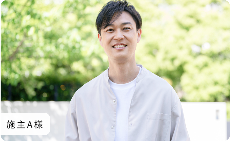 男性がこちらを向いて微笑んでいる