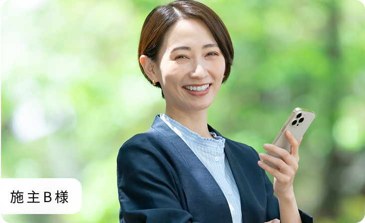 スマホを持った女性が笑っている